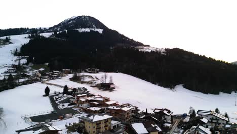 Alpes-Nevados-Y-Municipio-De-Kirchberg-En-Austria,-Vista-Aérea-De-Drones