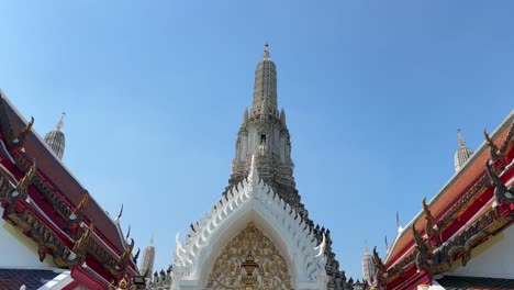 Puerta-De-Entrada-Al-Templo-Budista-Del-Amanecer-Wat-Arun-En-Bangkok,-Tailandia