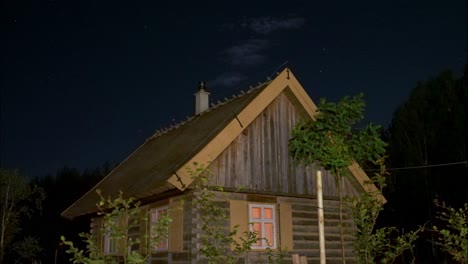 Casa-De-Madera-Noche-Timelapse-Estrellas-Tiro-Largo