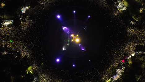 Top-down-drone-shot-above-the-crowded-Angel-of-Independence,-night-in-Mexico-city