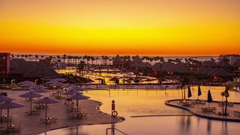 Maravilloso-Lapso-De-Tiempo-Hora-Dorada-Después-Del-Atardecer-En-Un-Resort-De-Lujo-Cerca-Del-Mar