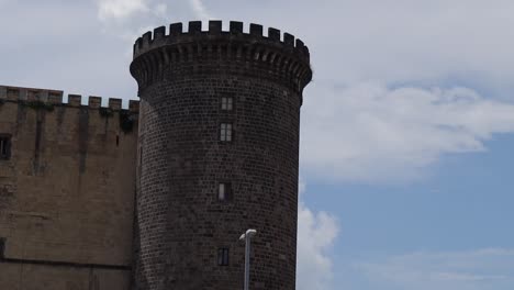 Mittelalterliche-Zinnentürme-Aus-Stein-Der-Festung-Nuovo-Castle-In-Neapel,-Mittlere-Aufnahme