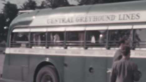 Personas-En-Una-Estación-De-Autobuses-Durante-El-Día-En-Nueva-York-En-La-Década-De-1930