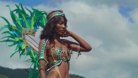 En-El-Corazón-Del-Paraíso-Tropical-De-Trinidad,-Una-Joven-Vestida-Con-Su-Disfraz-De-Carnaval-Aporta-Un-Toque-De-Magia-A-La-Isla.