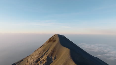 Panorama-Drohnenaufnahme-Des-Aktiven-Vulkans-Fuego-In-Guatemala-Bei-Sonnenaufgang