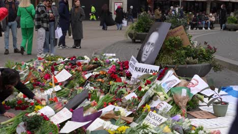 La-Gente-Conmemora-La-Muerte-De-Alexei-Navalny-En-Público-En-La-Plaza-Dam-Con-Flores-Y-Velas-De-Té,-Protesta-Contra-El-Asesinato.