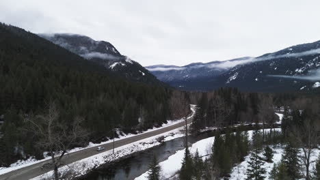 Entlang-Des-Frostigen-Pfades-Des-Kelowna-Rock-Creek-Gleiten