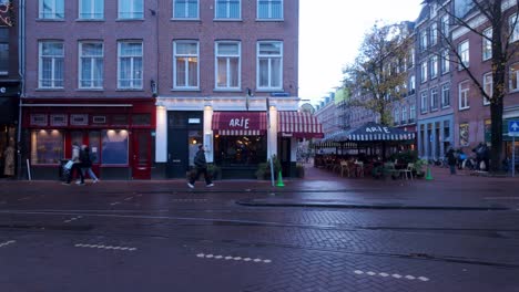 Fußgänger-Auf-Der-Straße-Mit-Straßenbahn-In-Amsterdam,-Niederlande