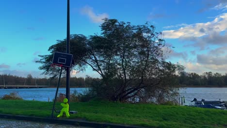 El-Viento-De-La-Tormenta-Sopla-Poderosamente-A-Través-De-Un-árbol-En-Una-Orilla-De-Agua.