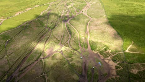 Blick-Von-Oberhalb-Der-Trockenen-Wasserlinie-Während-Der-Übergangszeit-Von-Der-Trocken--Zur-Regenzeit-Im-Bromo-Tal,-Einem-Gebiet-Mit-Einem-Ikonischen-Aktiven-Vulkan-In-Indonesien,-4K-Drohnenaufnahmen-Aus-Der-Luft