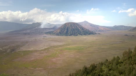 Der-Rustikale-Charme-Des-Zerklüfteten-Tals-Und-Des-Ikonischen-Mount-Bromo,-Einem-Aktiven-Vulkan-In-Indonesien