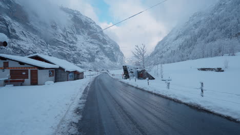 Paseo-Pov-En-La-Nevada-Lauterbrunnen,-Suiza,-Que-Muestra-El-Encanto-Del-Invierno-Con-Nieve-Que-Cae-Y-Majestuosas-Vistas-A-Las-Montañas-En-El-Valle