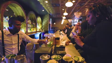 Barkeeper-Serviert-Einer-Kundin-In-Einer-Bar-In-Der-Stadt-Chicago-Ein-Alkoholisches-Getränk