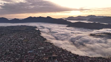 Impresionante-Vista-Aérea-De-Un-Hiper-Lapso-En-Zacatlán-Con-Niebla-Ingresando-A-La-Ciudad