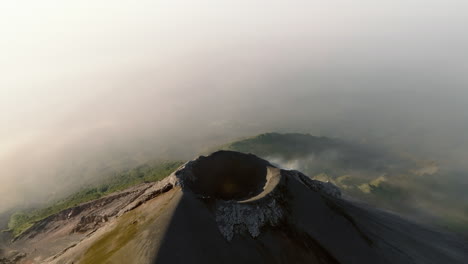 Toma-Panorámica-Lenta-Con-Drones-Del-Cráter-Activo-Del-Volcán-Fuego-En-Guatemala-Durante-El-Amanecer