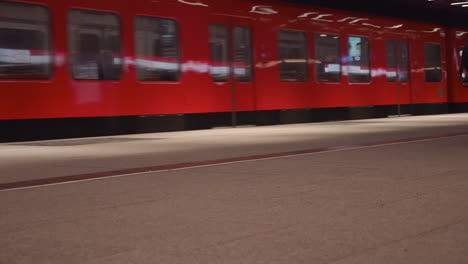 Una-Mujer-Camina-Por-El-Andén-De-La-Estación-De-Metro-Mientras-Sale-El-Tren,-Helsinki