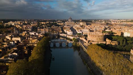 Rückwärtsaufnahme-Einer-Drohne-Zeigt-Den-Tiber-In-Rom