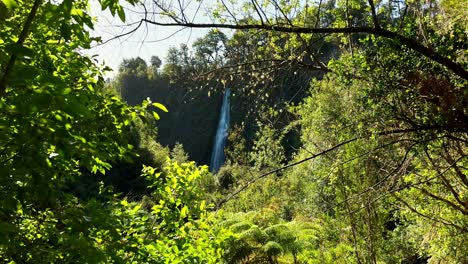 Establishing-shot-of-Majestic-Tocoihue-Waterfall,-Dalcahue---Slow-motion