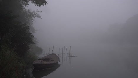 Escena-Del-Pueblo-De-Niebla-Temprano-En-La-Mañana