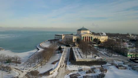 Imágenes-Aéreas-De-Drones-Del-Planetario-Adler-De-Chicago-Durante-El-Invierno-Con-Temperaturas-Bajo-Cero