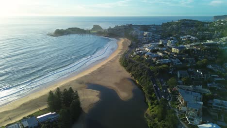 Drohne-Luftaufnahme-Terrigal-Strand-Ozean-Wellen-Lagune-Vorort-Stadt-Landschaft-Gehäuse-Hauptstraße-Stadt-Wamberal-Erina-Zentralküste-Tourismus-Reise-Australien