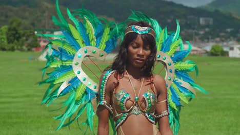 En-El-Exótico-Entorno-Caribeño-De-Trinidad,-Una-Joven-Se-Pone-Su-Disfraz-De-Carnaval,-Irradiando-Energía-Juvenil.