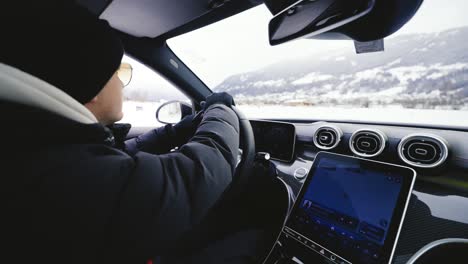 Un-Hombre-Caucásico-Conduce-Un-Coche-En-Una-Pista-De-Carreras-De-Deriva-Invernal,-Austria