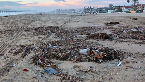 Müll,-Plastikmüll-Und-Meeresmüll-Am-Sandstrand-Von-Manhattan,-Kalifornien