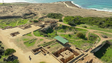 Vista-Aérea-Del-Sitio-Arqueológico-De-Las-Tumbas-De-Los-Reyes-En-Paphos,-Chipre.