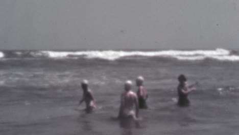 Amigas-Caminan-Entre-Las-Olas-De-La-Playa-En-Imágenes-Antiguas-En-Color-De-Los-Años-30