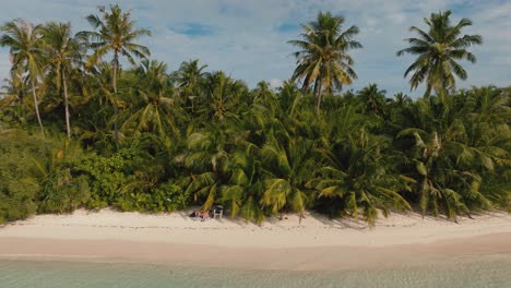 Pan-shot-of-Rasdhoo-island-with-palm-trees-in-Maldives-with-beautiful-beach