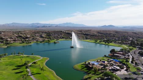Panorama-Luftumlaufbahn-Um-Fountain-Hills,-Arizona,-Am-Golfplatz