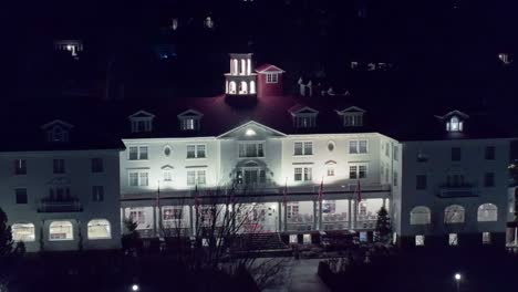 Drohnenrückzug-Vom-Glockenturm-Auf-Dem-Dach-Des-Alten-Historischen-Weißen-Hotels-Bei-Nacht