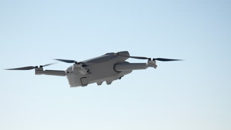 DJI-Mini-Consumer-Drohne-Isoliert-Gegen-Blassblauen-Himmel-Dreht-Sich