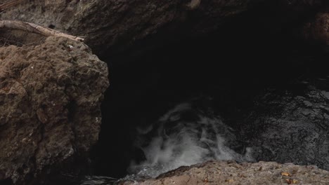 Pequeña-Cascada-Que-Cae-Entre-Rocas