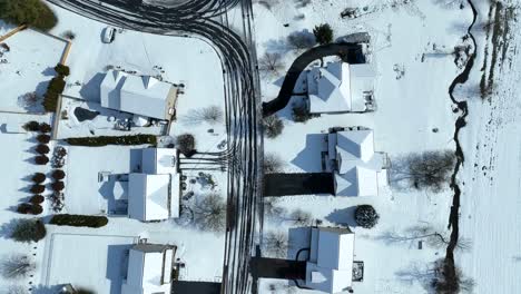 Vista-Panorámica-De-Los-Tejados-De-Las-Casas-Cubiertas-De-Nieve.