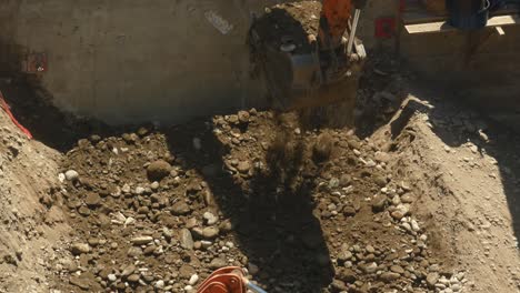 Dos-Excavadoras-Moviendo-Rocas,-Escombros-Y-Escombros