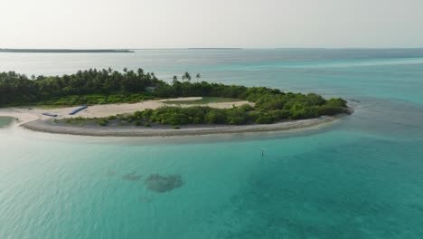 Eine-Wunderschöne-Insel,-Versteckt-In-Einem-Touristischen-Strandgebiet-In-Einem-Tropischen-Land