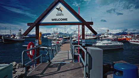 Panoramablick-Auf-Isländische-Fischerboote,-Die-Im-Hafen-In-Der-Nordsee-Angedockt-Sind