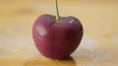 Vista-De-Enfoque-Cambiante-De-Primer-Plano-De-Una-Cereza-Coreana-Roja-Mojada