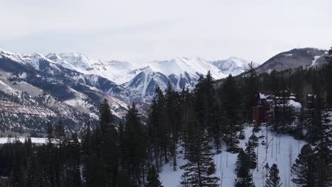 Winter-landscape-of-Colorado-Rocky-Mountains-over-huts-on-the-hill,-snow-and-forest