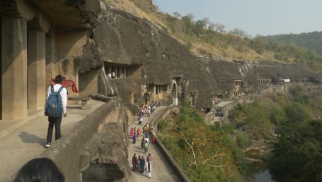 Vista-Del-Antiguo-Monumento-Indio-De-Las-Cuevas-De-Ajanta,-Famoso-Por-El-Antiguo-Arte-Indio-Y-Los-Monasterios.