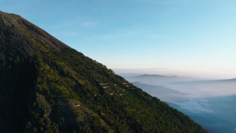 Luftaufnahme:-Elendsviertel-In-Der-Nähe-Des-Gipfels-Des-Inaktiven-Vulkans-Acatenango-In-Guatemala-Bei-Sonnenaufgang