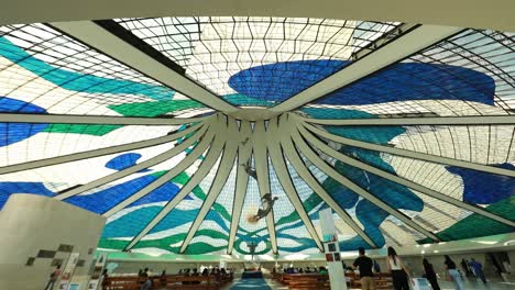 Eine-Riesige-Kuppel-Mit-Hängenden-Engeln-In-Der-Berühmten-Kathedrale-Von-Brasilia