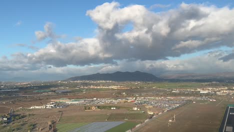 Schatten-Auf-Dem-Boden-Eines-Jets,-Der-Frühmorgens-Mit-Der-Sonne-Im-Hintergrund-Abhebt