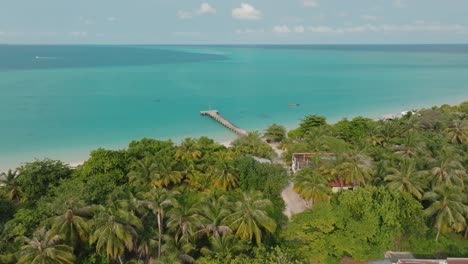 Resort-Auf-Einer-Wunderschönen-Insel,-Versteckt-In-Einem-Touristengebiet-In-Einem-Tropischen-Land