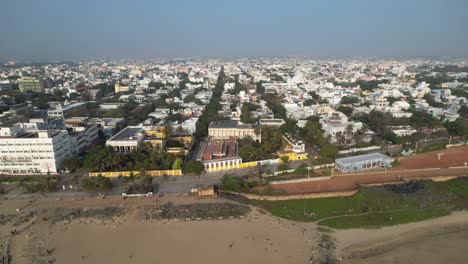 Luftaufnahme-Der-Ehemaligen-Französischen-Kolonie,-Bekannt-Als-Pondycherry-City-Und-Beach-Am-Frühen-Morgen