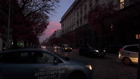 Hermosas-Imágenes-Otoñales-Del-Tráfico-De-Automóviles-En-El-Bulevar-Dondukov-Al-Atardecer