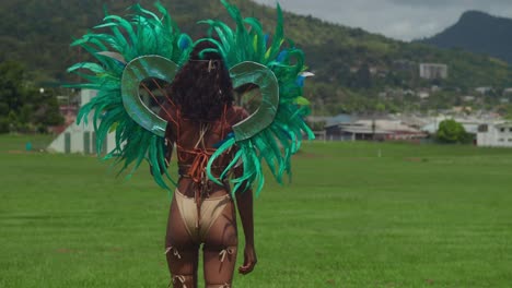 Vestida-Con-Su-Vibrante-Traje-De-Carnaval,-Una-Joven-Se-Suma-Al-Colorido-Espectáculo-De-Las-Festividades-Tropicales-Del-Carnaval-De-Trinidad.