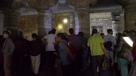 Turistas-Observando-Obras-De-Arte-Murales-Pintadas-En-La-Pared-De-Las-Cuevas-De-Ajanta-De-La-época-Medieval.